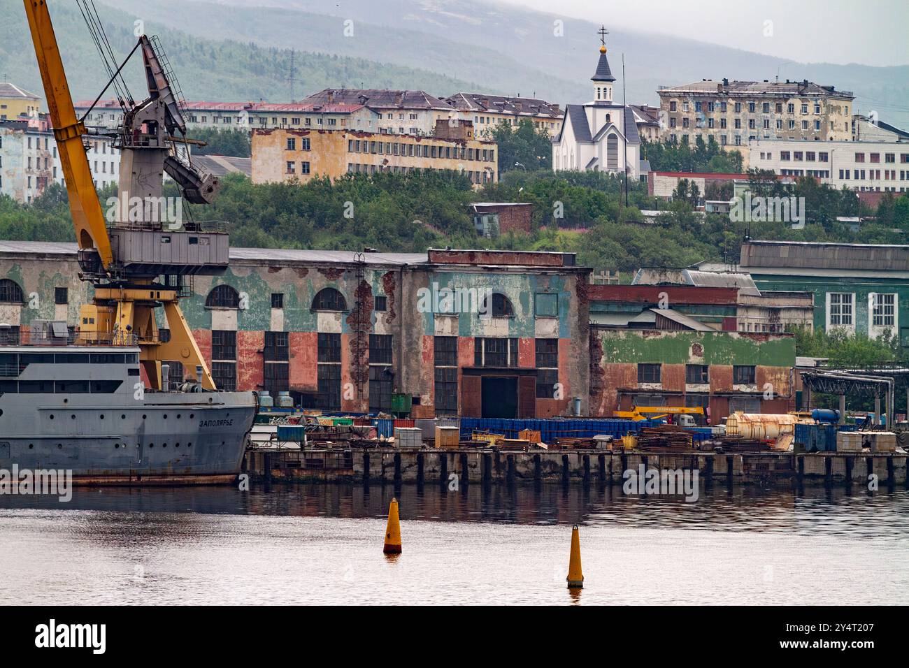 Ein Blick auf die industrielle und militarisierte russische Hafenstadt Murmansk am Nordufer der Kola-Halbinsel, Russland. Stockfoto