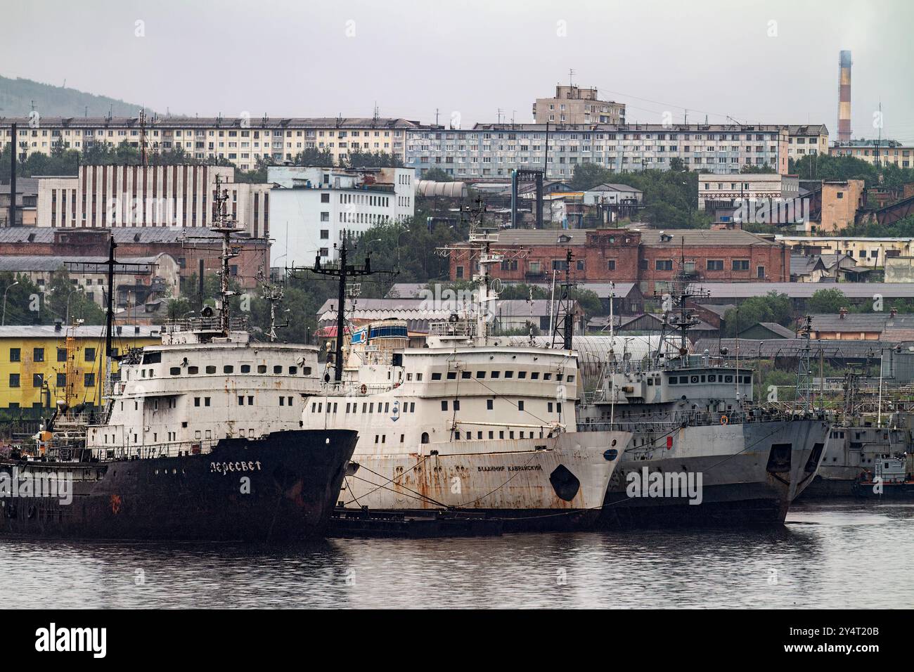 Ein Blick auf die industrielle und militarisierte russische Hafenstadt Murmansk am Nordufer der Kola-Halbinsel, Russland. Stockfoto