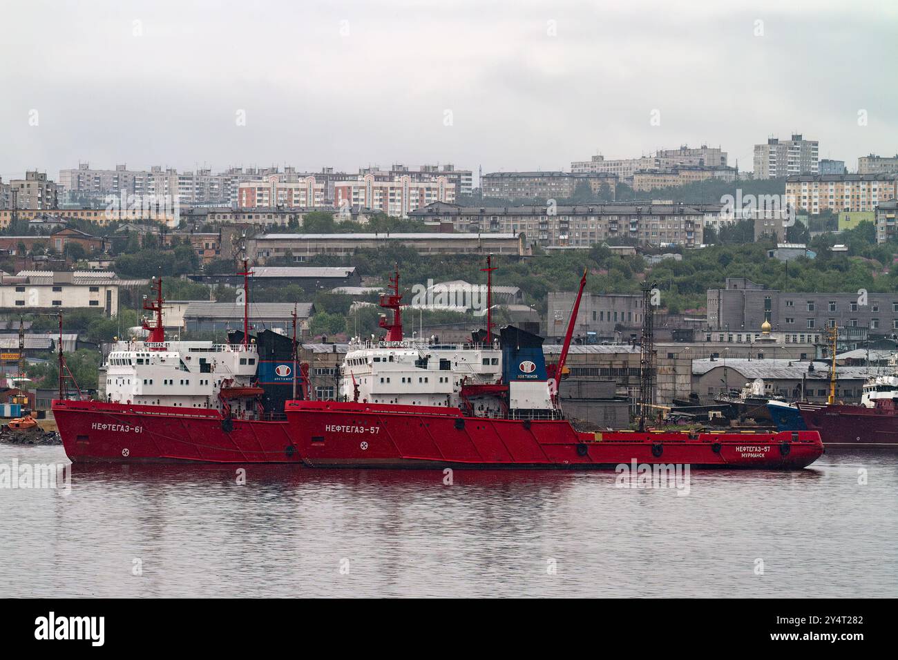 Ein Blick auf die industrielle und militarisierte russische Hafenstadt Murmansk am Nordufer der Kola-Halbinsel, Russland. Stockfoto