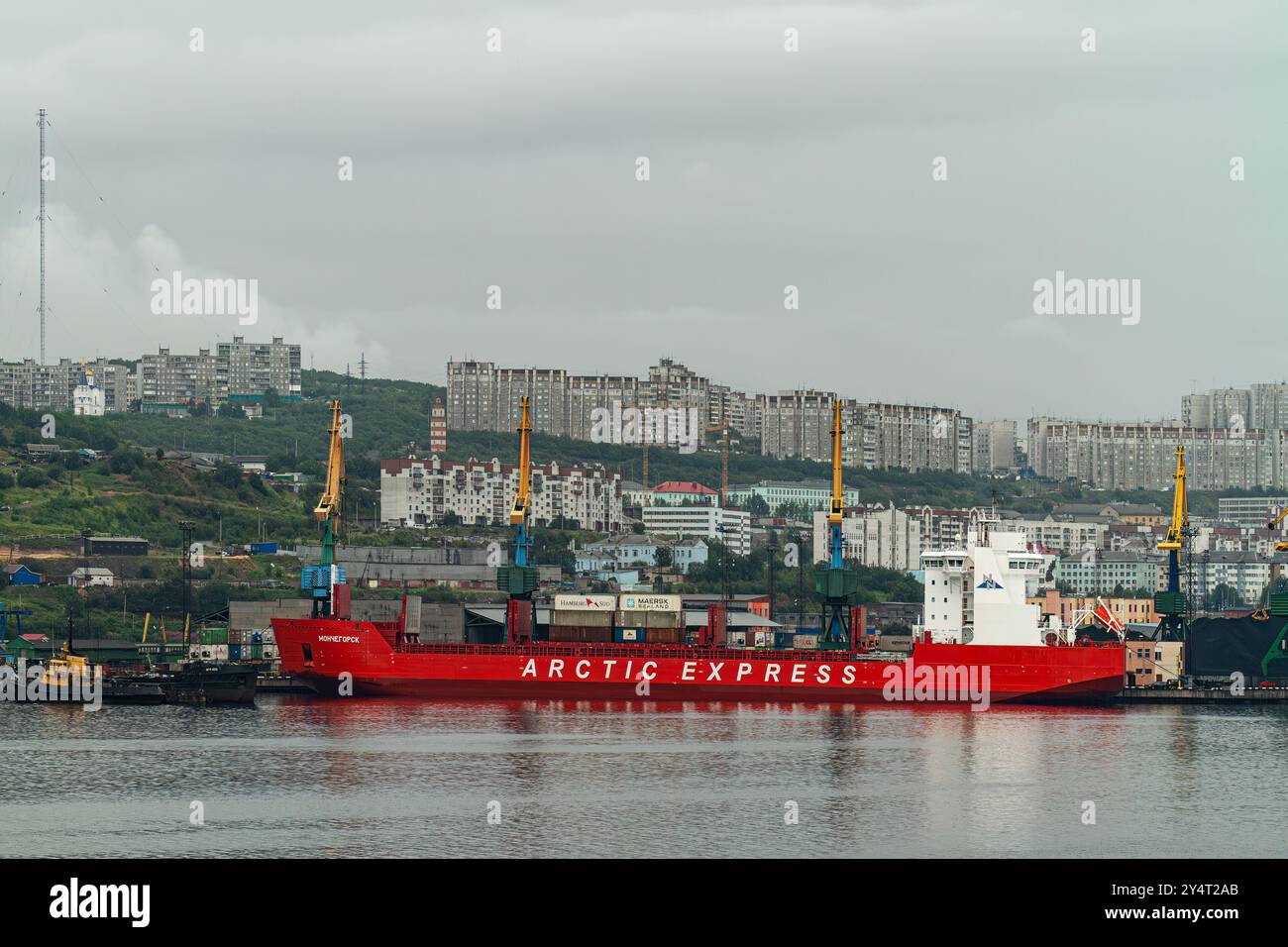Ein Blick auf die industrielle und militarisierte russische Hafenstadt Murmansk am Nordufer der Kola-Halbinsel, Russland. Stockfoto