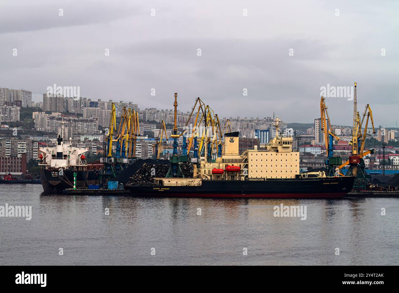 Ein Blick auf die industrielle und militarisierte russische Hafenstadt Murmansk am Nordufer der Kola-Halbinsel, Russland. Stockfoto