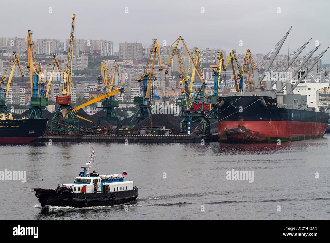 Ein Blick auf die industrielle und militarisierte russische Hafenstadt Murmansk am Nordufer der Kola-Halbinsel, Russland. Stockfoto