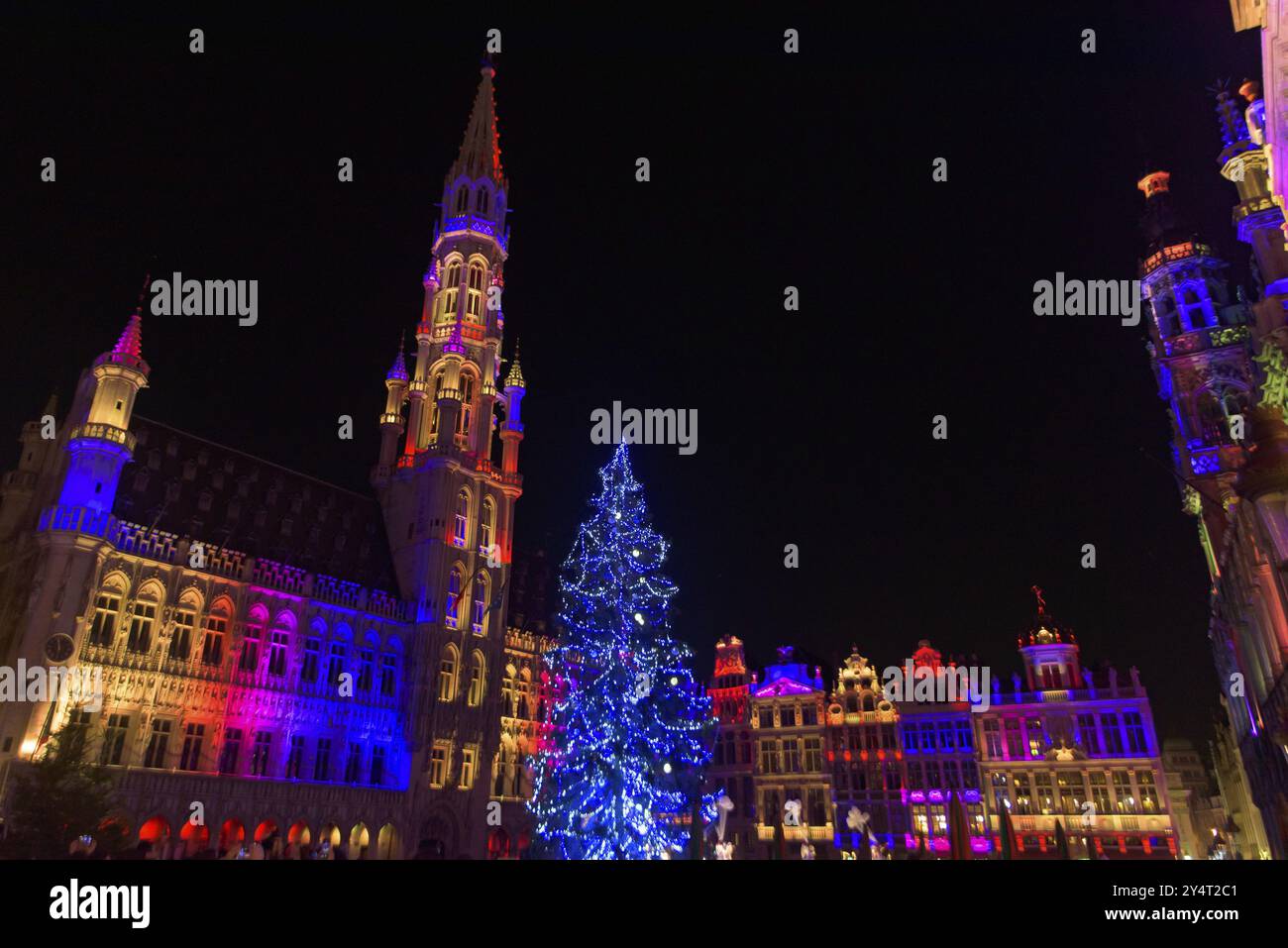 2018 Lichtshow des Weihnachtsmarktes im Rathaus, Grand-Place, Brüssel, Belgien, Europa Stockfoto