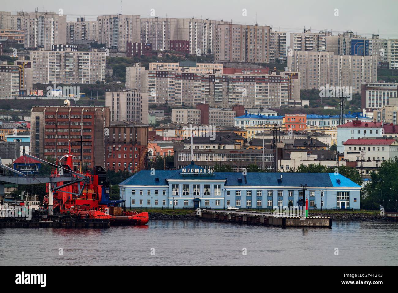 Ein Blick auf die industrielle und militarisierte russische Hafenstadt Murmansk am Nordufer der Kola-Halbinsel, Russland. Stockfoto