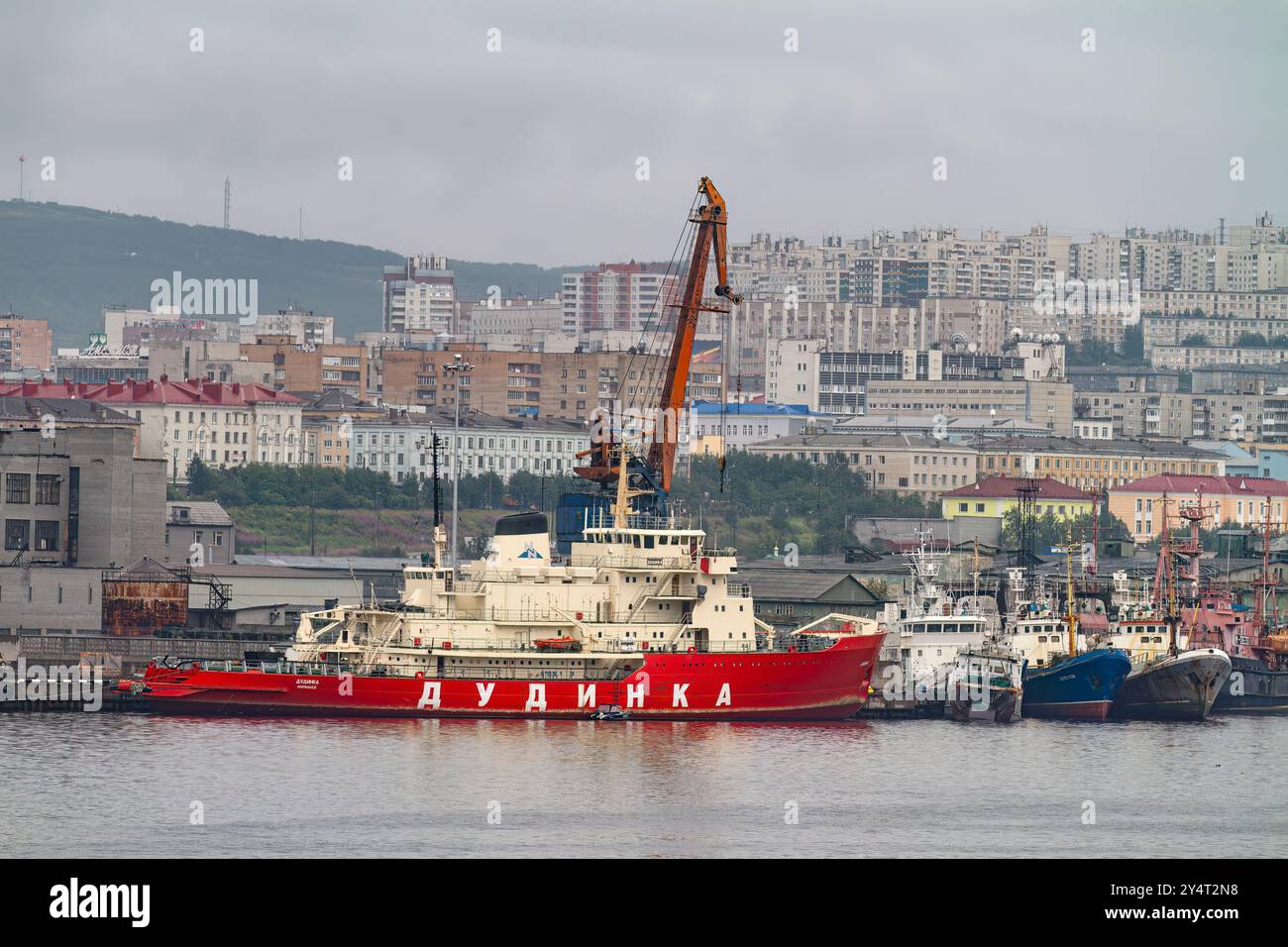 Ein Blick auf die industrielle und militarisierte russische Hafenstadt Murmansk am Nordufer der Kola-Halbinsel, Russland. Stockfoto