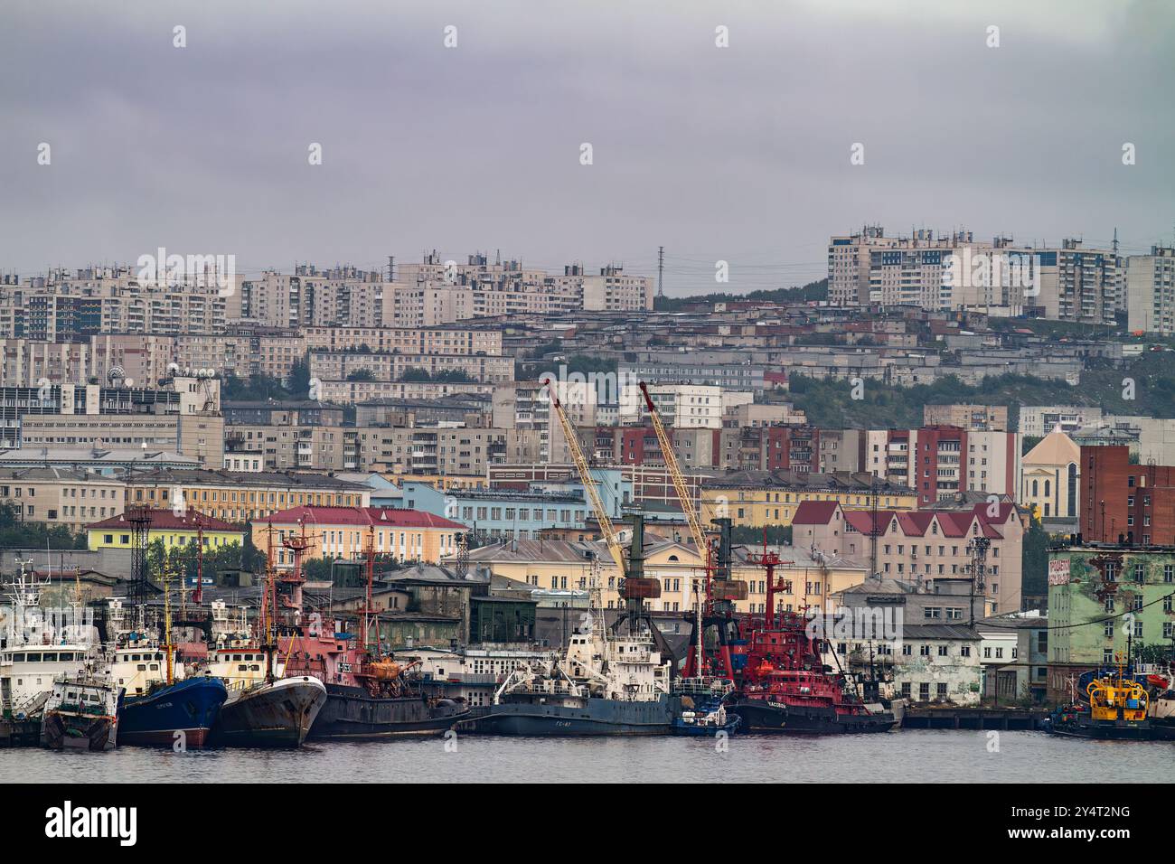 Ein Blick auf die industrielle und militarisierte russische Hafenstadt Murmansk am Nordufer der Kola-Halbinsel, Russland. Stockfoto