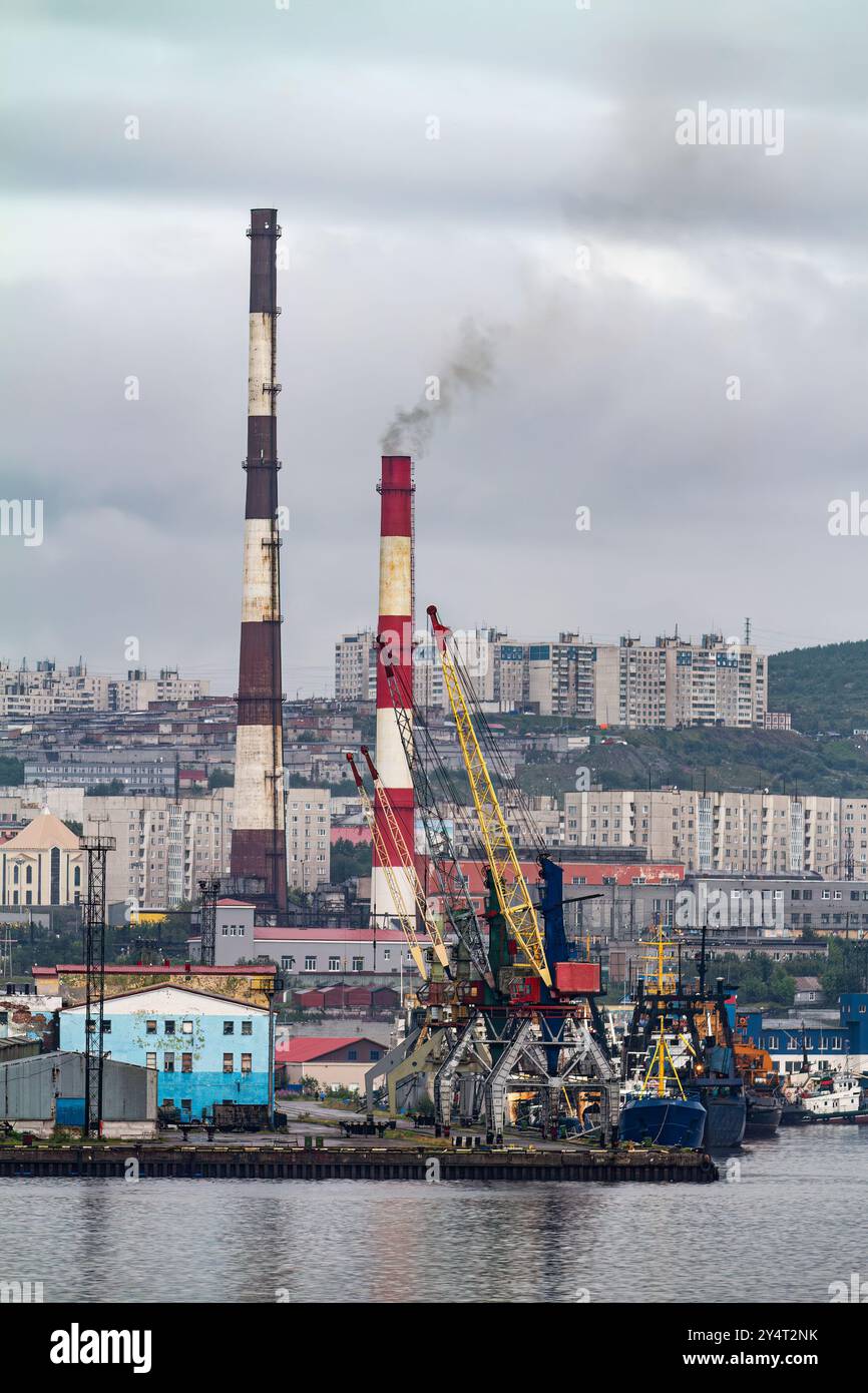 Ein Blick auf die industrielle und militarisierte russische Hafenstadt Murmansk am Nordufer der Kola-Halbinsel, Russland. Stockfoto