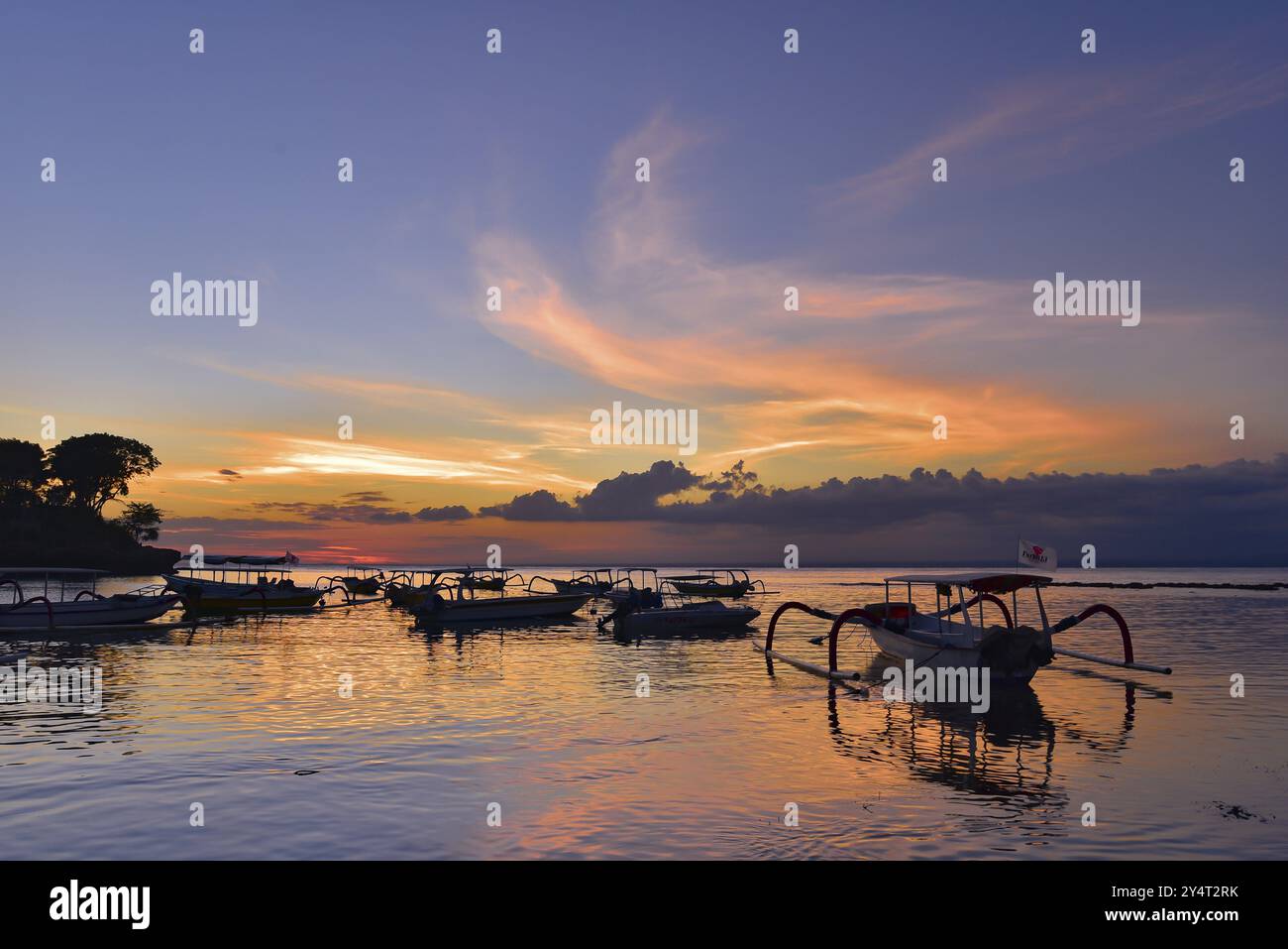 Sonnenuntergang am Mushroom Beach mit Booten auf dem Meer, Lembongan, Bali, Indonesien, Asien Stockfoto