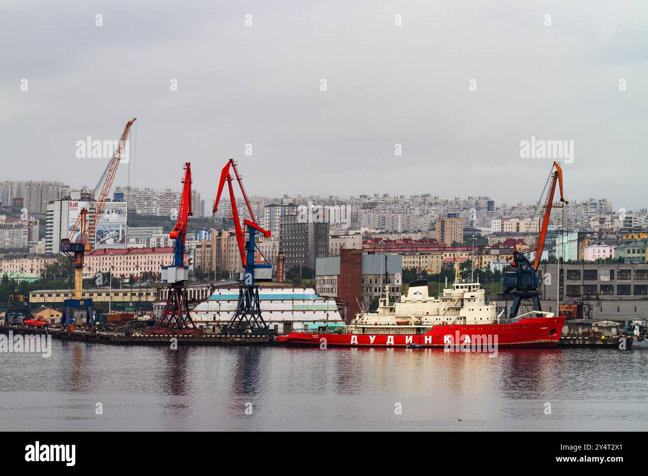 Ein Blick auf die industrielle und militarisierte russische Hafenstadt Murmansk am Nordufer der Kola-Halbinsel, Russland. Stockfoto