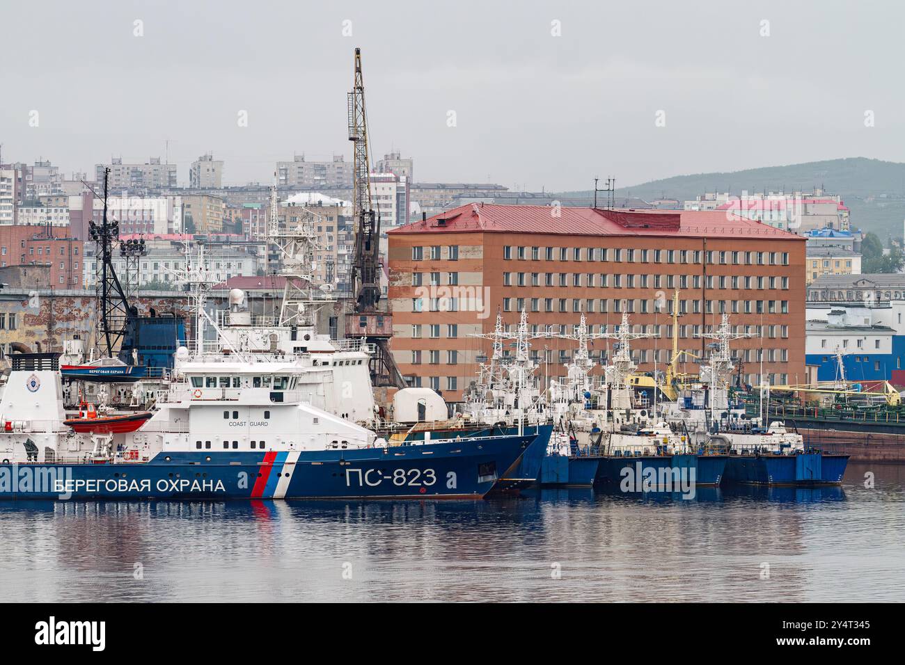 Ein Blick auf die industrielle und militarisierte russische Hafenstadt Murmansk am Nordufer der Kola-Halbinsel, Russland. Stockfoto