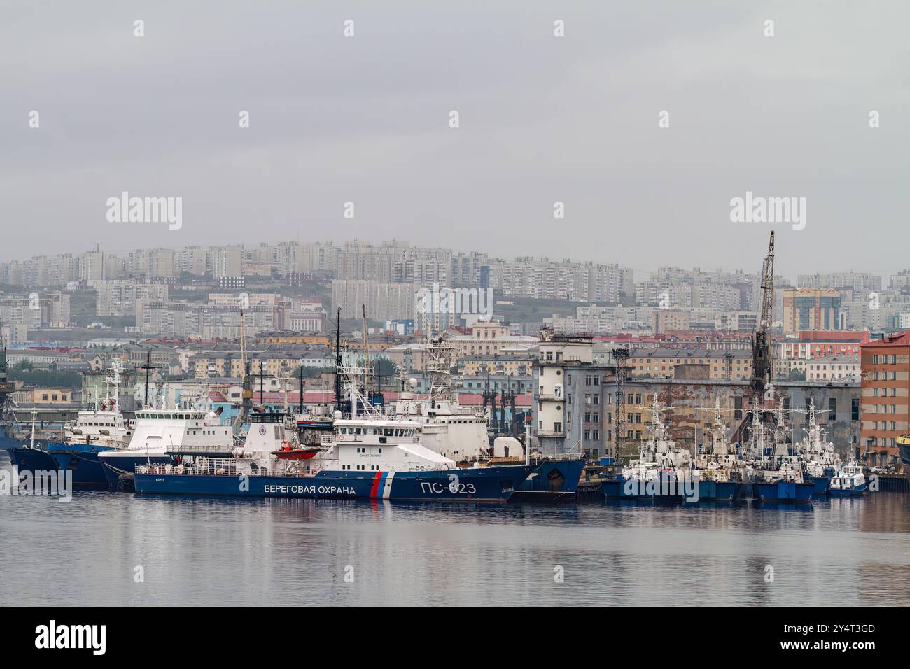 Ein Blick auf die industrielle und militarisierte russische Hafenstadt Murmansk am Nordufer der Kola-Halbinsel, Russland. Stockfoto