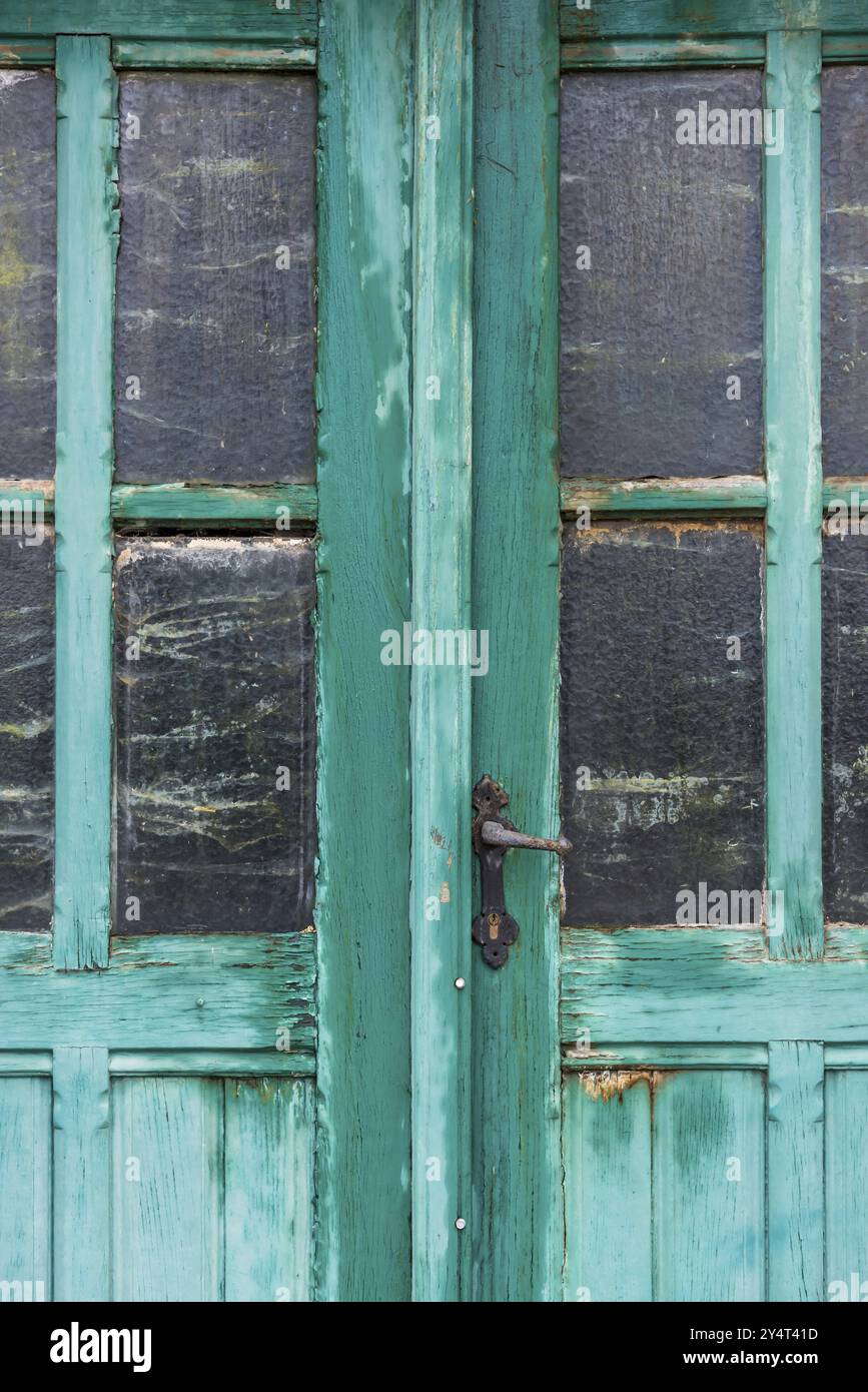 Alte baufällige türkisfarbene Tür, Detail, Heckfenster, Holz, Holztür, Farbe, abgezogen, grün, Eingangstür Stockfoto