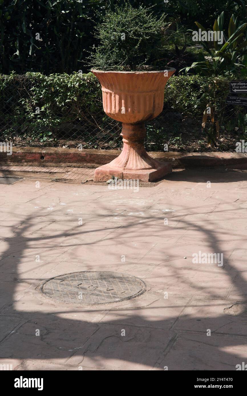 Byculla, Maharashtra/Indien - 3. Mai 2009: Der Blick auf den großen schönen Erdtopf im Zoo von Byculla. Stockfoto