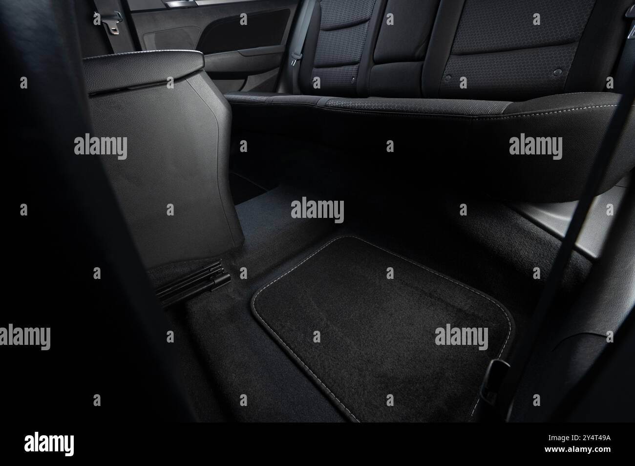 Reinigen Sie den Fahrzeugboden nach der Reinigung im Betrieb mit schwarzen Stoffmatten Stockfoto