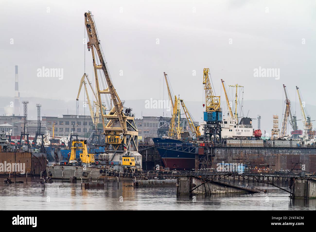 Ein Blick auf die industrielle und militarisierte russische Hafenstadt Murmansk am Nordufer der Kola-Halbinsel, Russland. Stockfoto