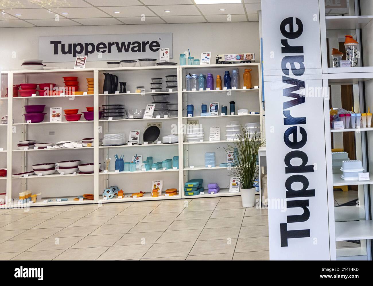 Die Tupperware Party ist vorbei. Der Plastikschalen-Hersteller Tupperware ist pleite gegangen. Das Unternehmen meldete Konkurs in den USA an. Tupperware-Shop in Stockfoto