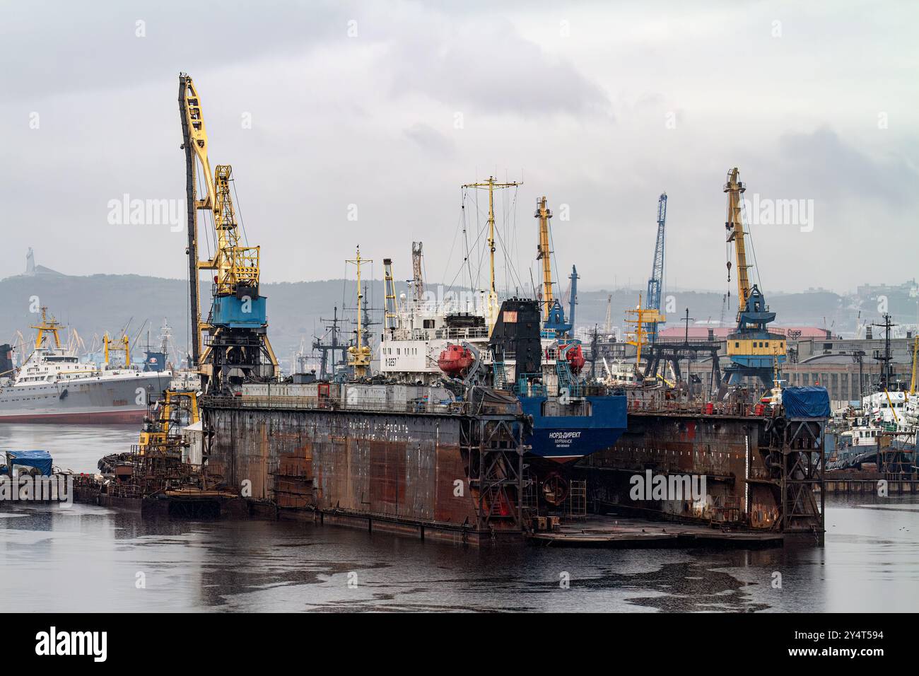 Ein Blick auf die industrielle und militarisierte russische Hafenstadt Murmansk am Nordufer der Kola-Halbinsel, Russland. Stockfoto