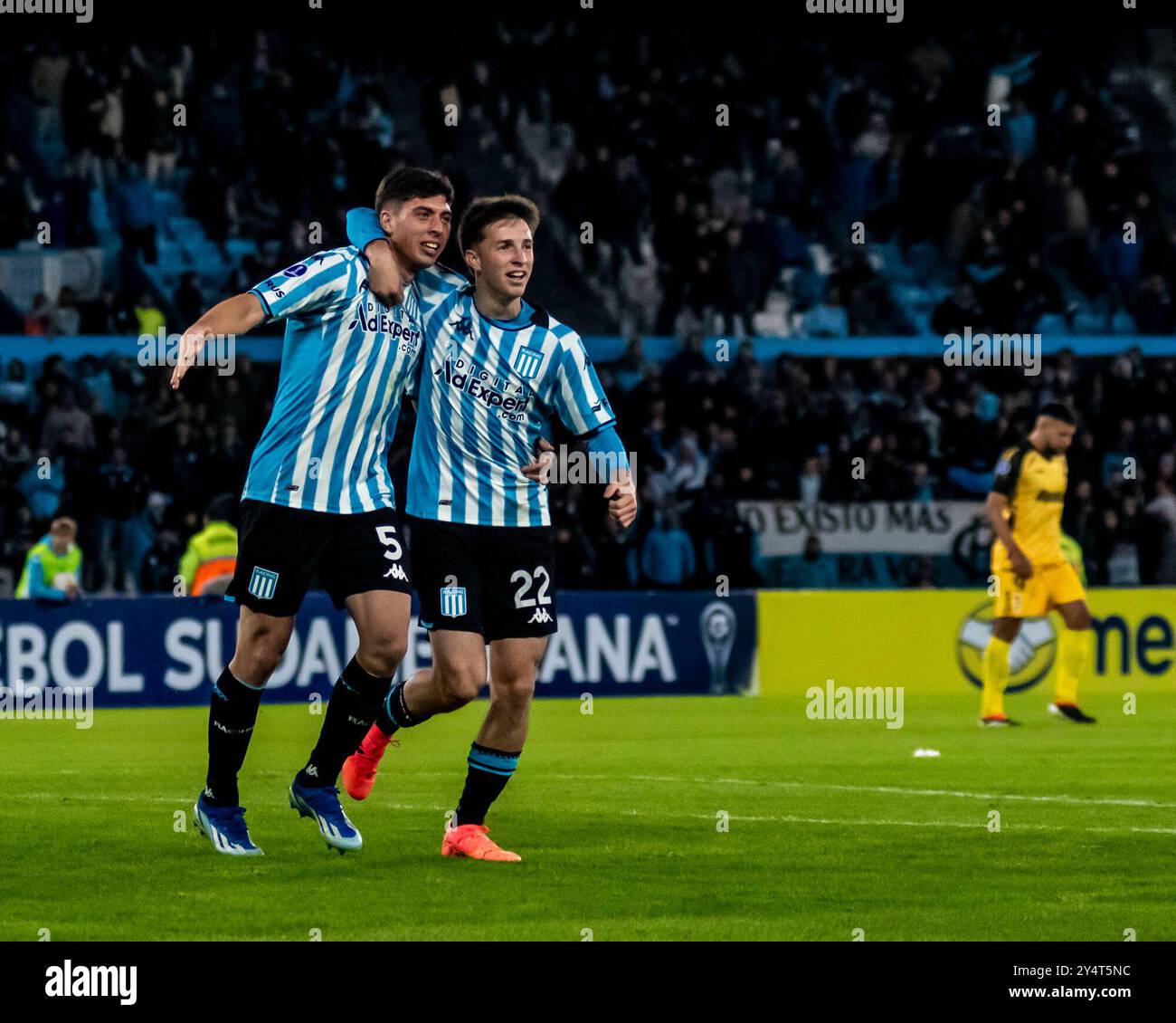 Racing Club de Avellaneda beim CONMEBOL Sudamericana Cup im Presidente Perón Stadion in Avellaneda, Buenos Aires. Feierlichkeiten für Adrian Martinez, den Spitznamen Mararvilla, den Torjäger des Teams. @FACAMORALES/NUR FÜR REDAKTIONELLE ZWECKE Stockfoto