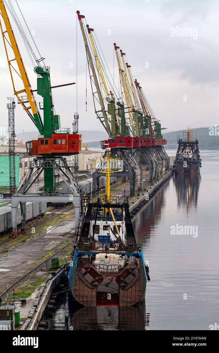Ein Blick auf die industrielle und militarisierte russische Hafenstadt Murmansk am Nordufer der Kola-Halbinsel, Russland. Stockfoto