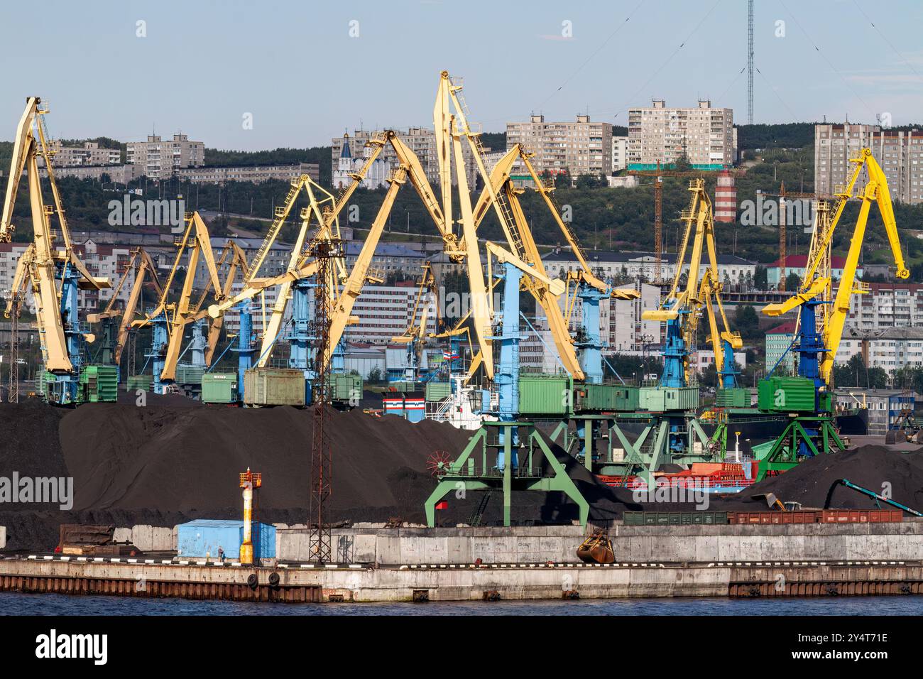 Ein Blick auf die industrielle und militarisierte russische Hafenstadt Murmansk am Nordufer der Kola-Halbinsel, Russland. Stockfoto