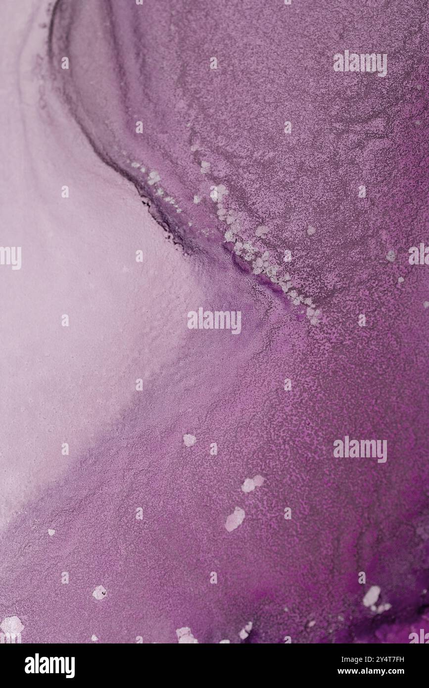 Abstraktes Kunstwerk mit violetten und weißen Wirbeln und strukturierten Details, die von natürlichen Landschaften in einem zeitgenössischen Stil inspiriert sind Stockfoto