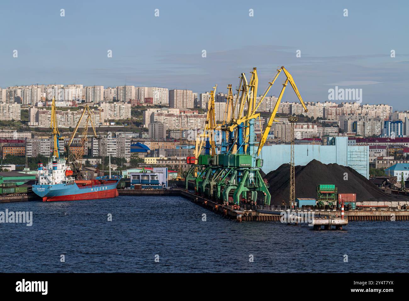 Ein Blick auf die industrielle und militarisierte russische Hafenstadt Murmansk am Nordufer der Kola-Halbinsel, Russland. Stockfoto