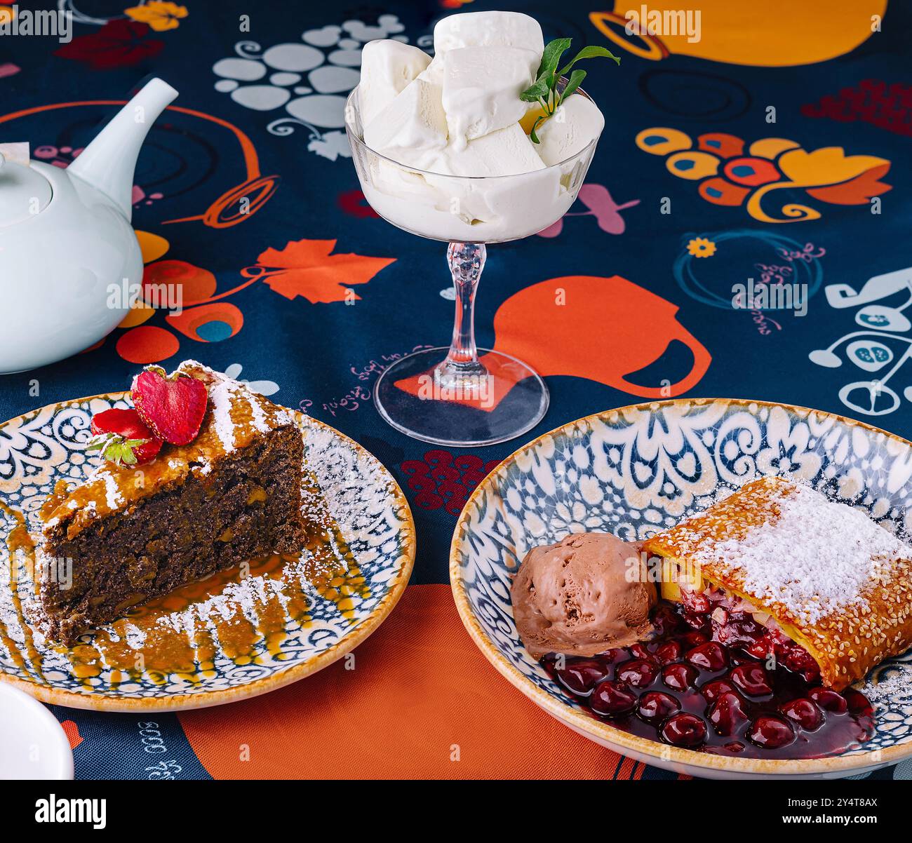 Lebendige Präsentation verschiedener Desserts mit Eiskugeln auf einem dekorativen Tisch Stockfoto