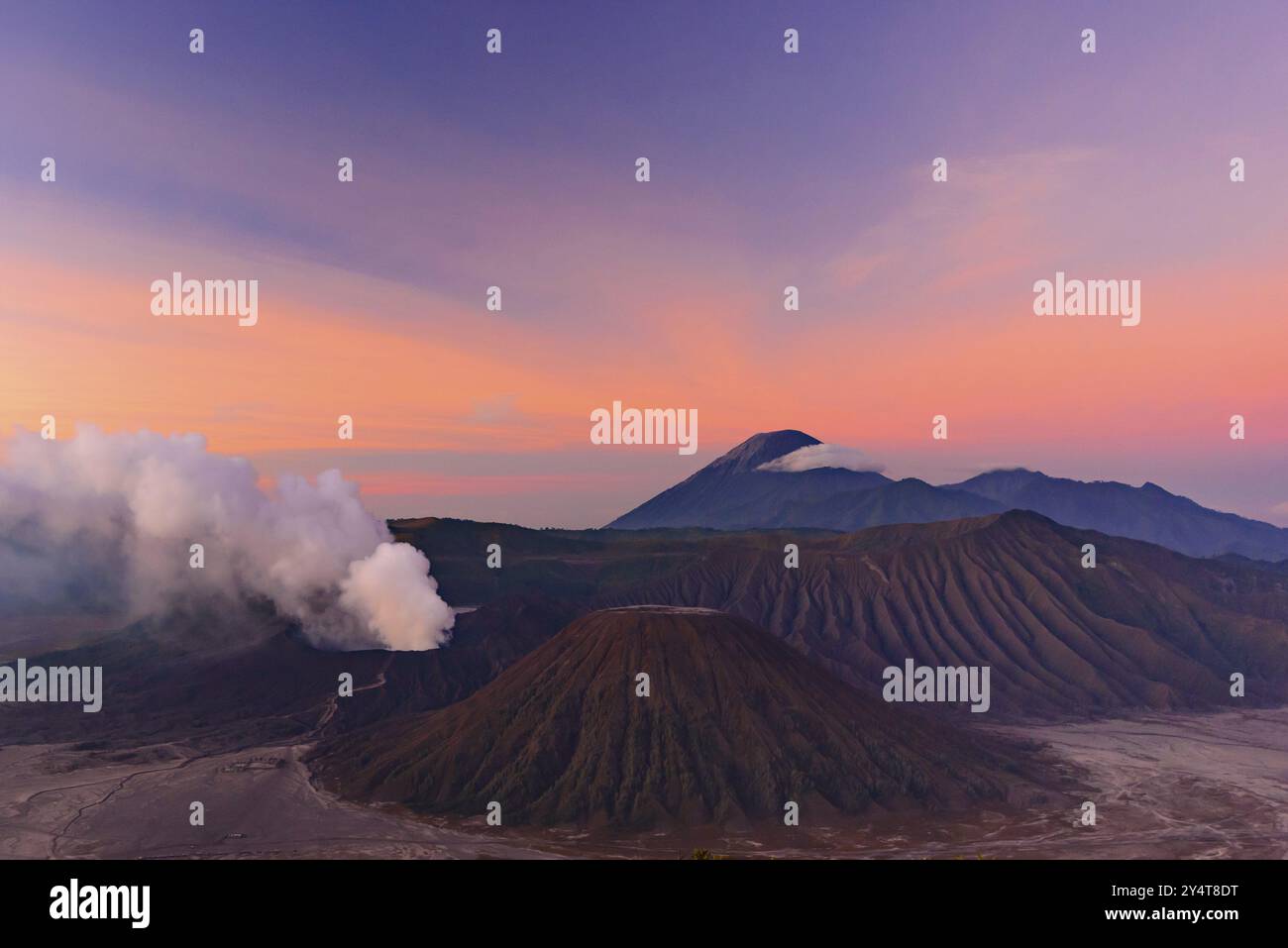 Mount Bromo unter dem Licht des Sonnenaufgangs, der berühmteste Vulkan in Java, Indonesien, Asien Stockfoto