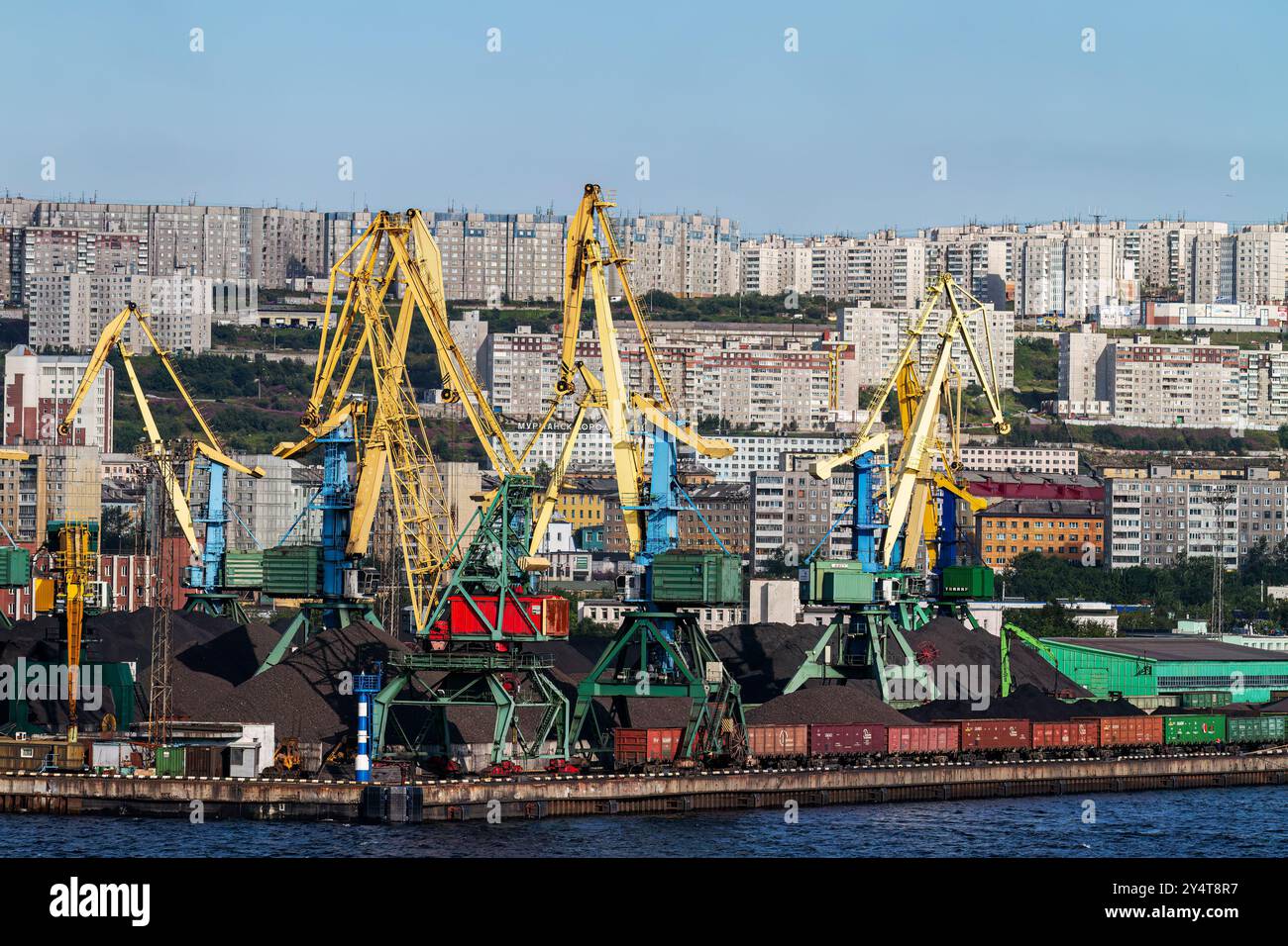 Ein Blick auf die industrielle und militarisierte russische Hafenstadt Murmansk am Nordufer der Kola-Halbinsel, Russland. Stockfoto
