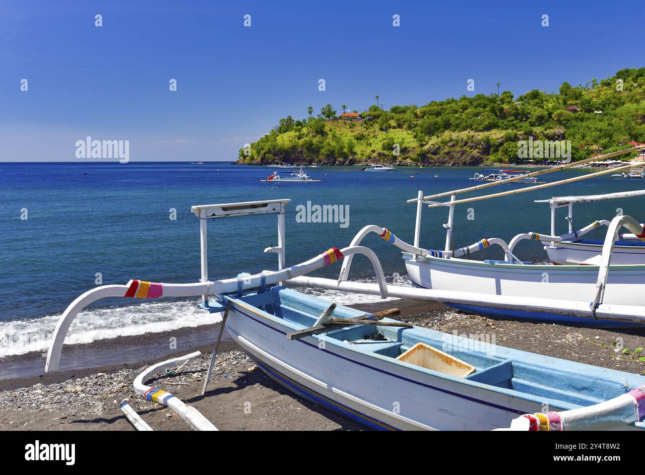 Jukung, ein traditionelles indonesisches Fischerboot, an einem Strand in Bali, Indonesien, Asien Stockfoto
