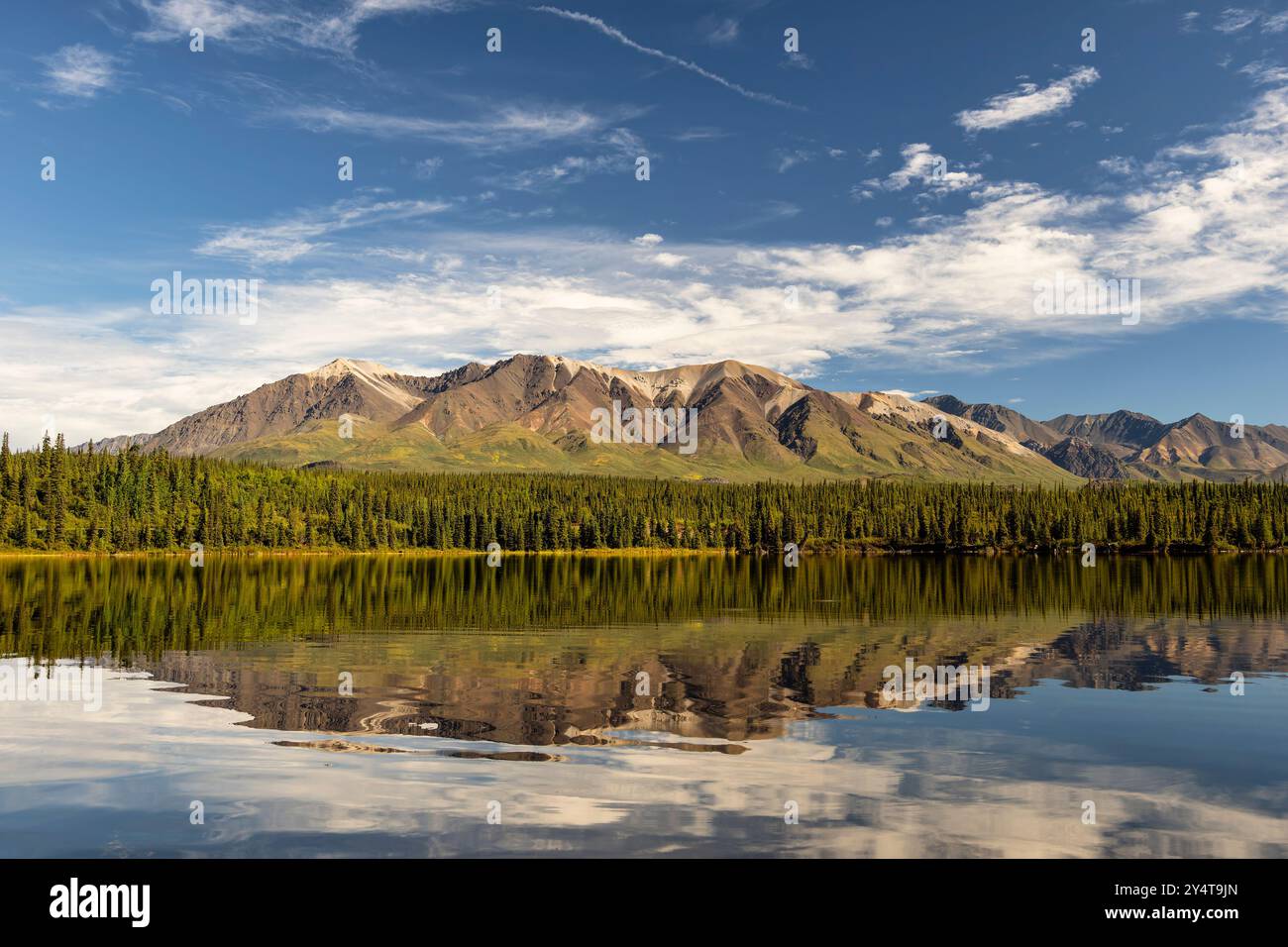 Reflexion der Mentasta Mountains in Twin Lakes in Wrangell-St. Elias NP, Alaska. Stockfoto