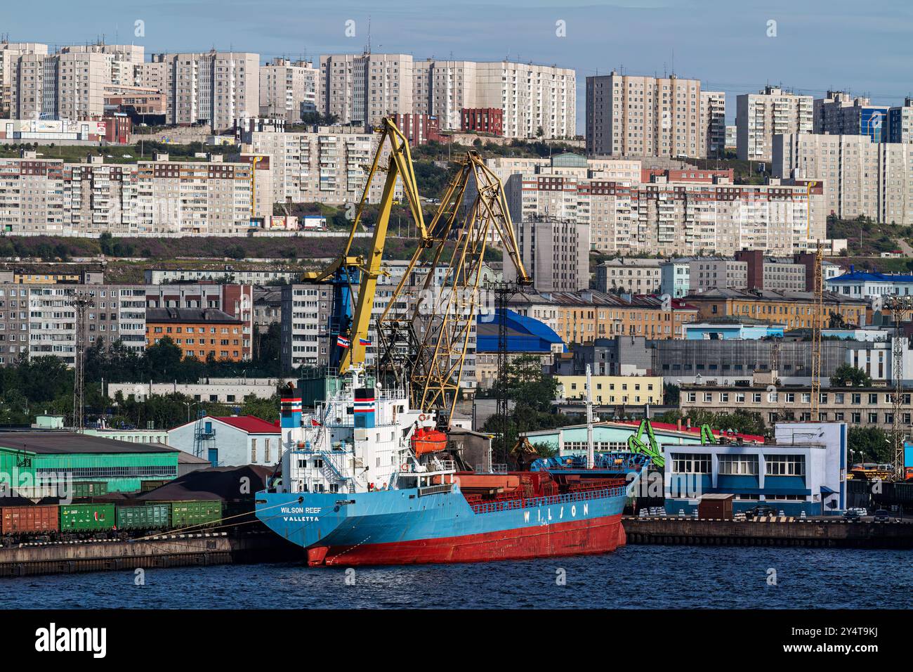 Ein Blick auf die industrielle und militarisierte russische Hafenstadt Murmansk am Nordufer der Kola-Halbinsel, Russland. Stockfoto