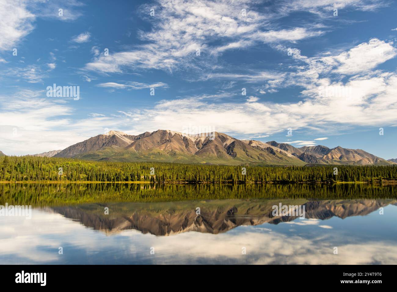 Reflexion der Mentasta Mountains in Twin Lakes in Wrangell-St. Elias NP, Alaska. Stockfoto