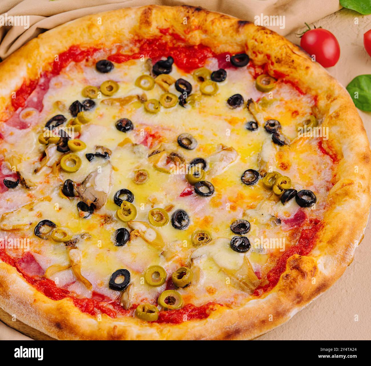 Frische hausgemachte hawaiianische Pizza auf beigefarbenem Hintergrund Stockfoto