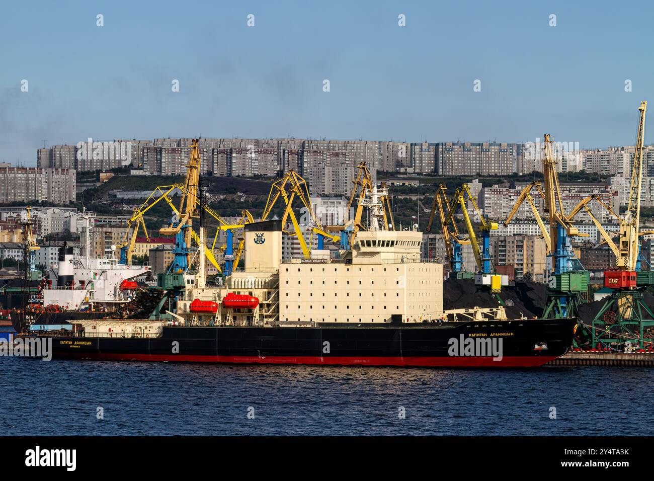 Ein Blick auf die industrielle und militarisierte russische Hafenstadt Murmansk am Nordufer der Kola-Halbinsel, Russland. Stockfoto