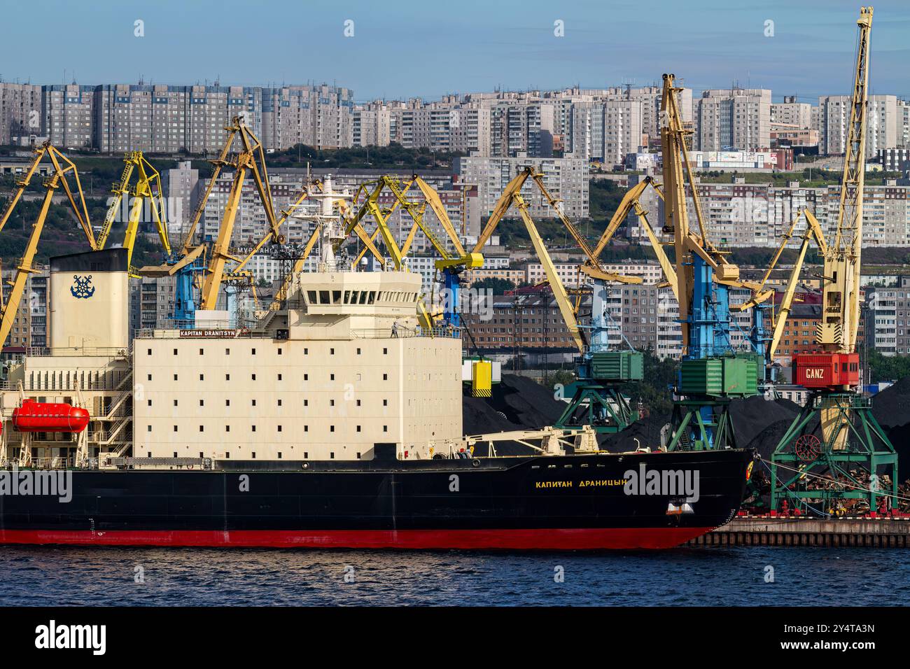 Ein Blick auf die industrielle und militarisierte russische Hafenstadt Murmansk am Nordufer der Kola-Halbinsel, Russland. Stockfoto