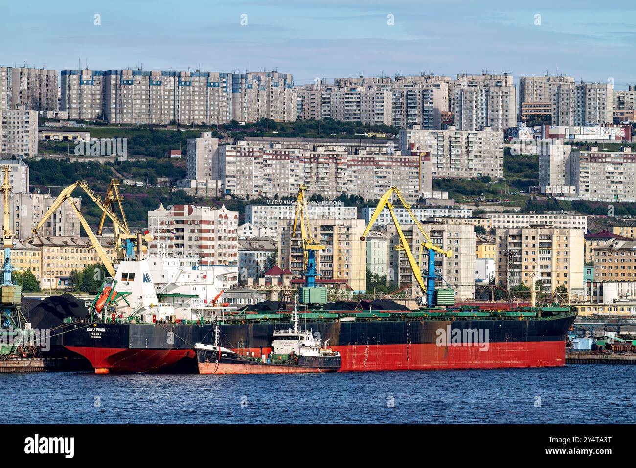 Ein Blick auf die industrielle und militarisierte russische Hafenstadt Murmansk am Nordufer der Kola-Halbinsel, Russland. Stockfoto