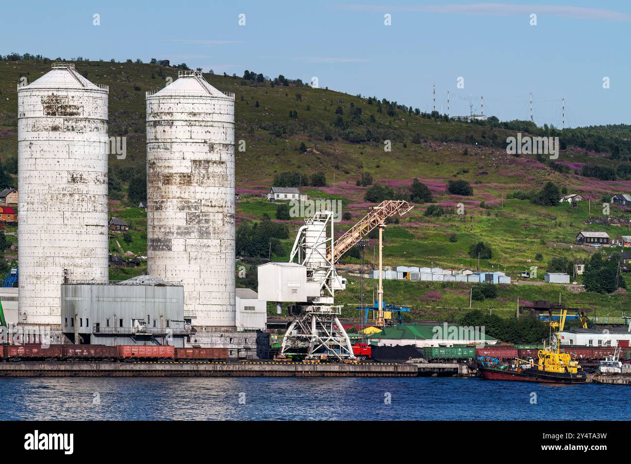 Ein Blick auf die industrielle und militarisierte russische Hafenstadt Murmansk am Nordufer der Kola-Halbinsel, Russland. Stockfoto