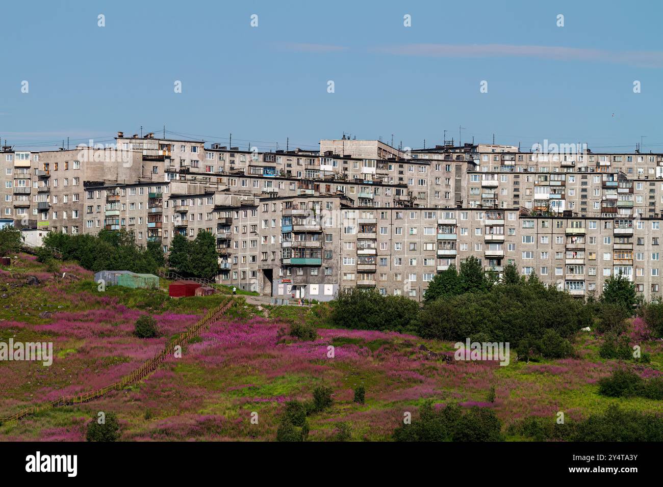 Ein Blick auf die industrielle und militarisierte russische Hafenstadt Murmansk am Nordufer der Kola-Halbinsel, Russland. Stockfoto