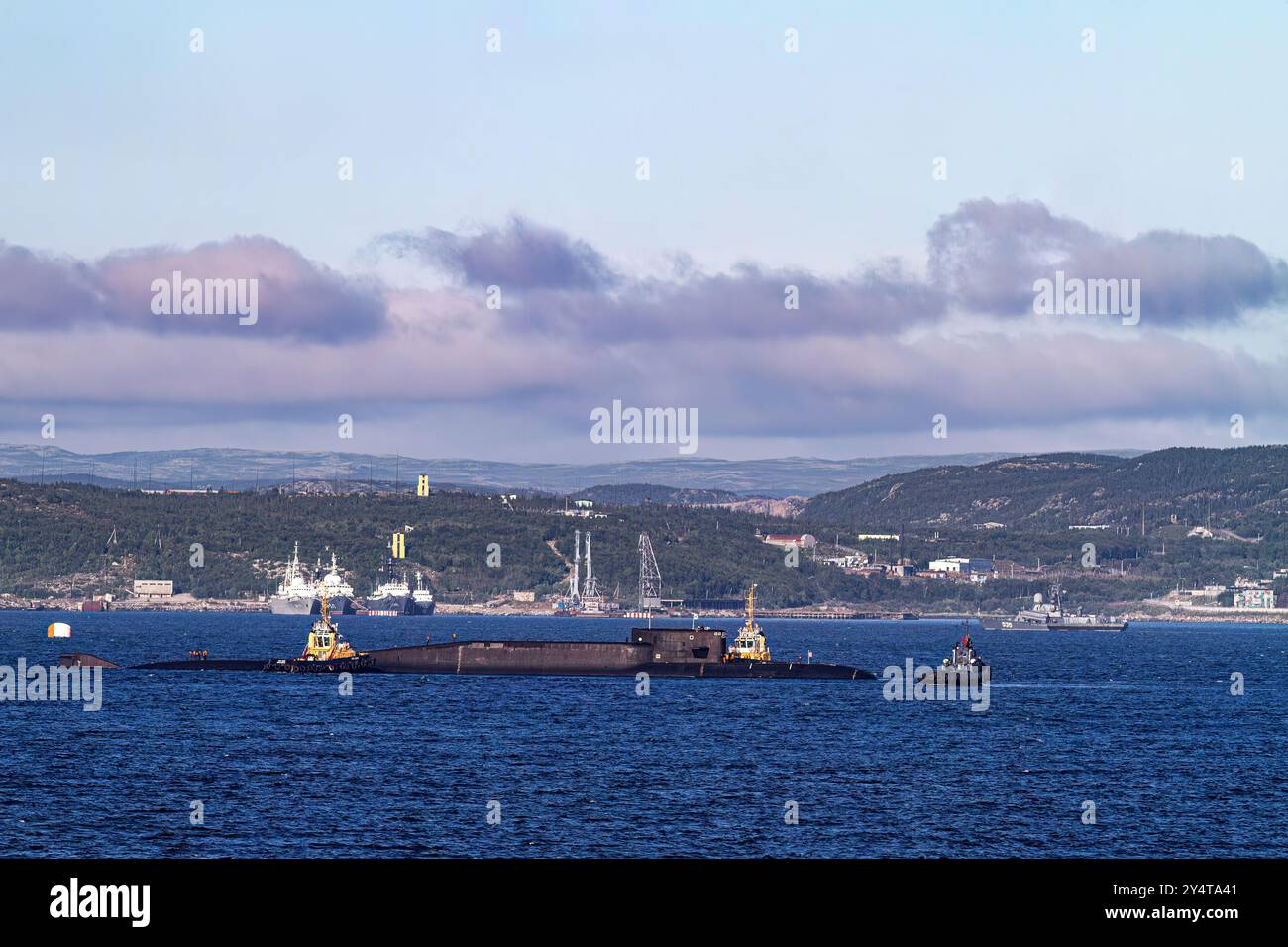 Ein Blick auf ein Atom-U-Boot in der industriellen und militarisierten russischen Hafenstadt Murmansk, Russland. Stockfoto