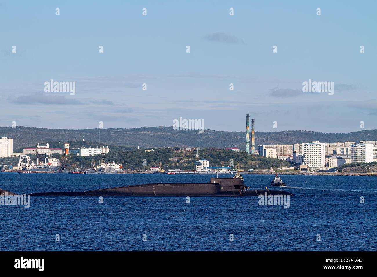 Ein Blick auf ein Atom-U-Boot in der industriellen und militarisierten russischen Hafenstadt Murmansk, Russland. Stockfoto