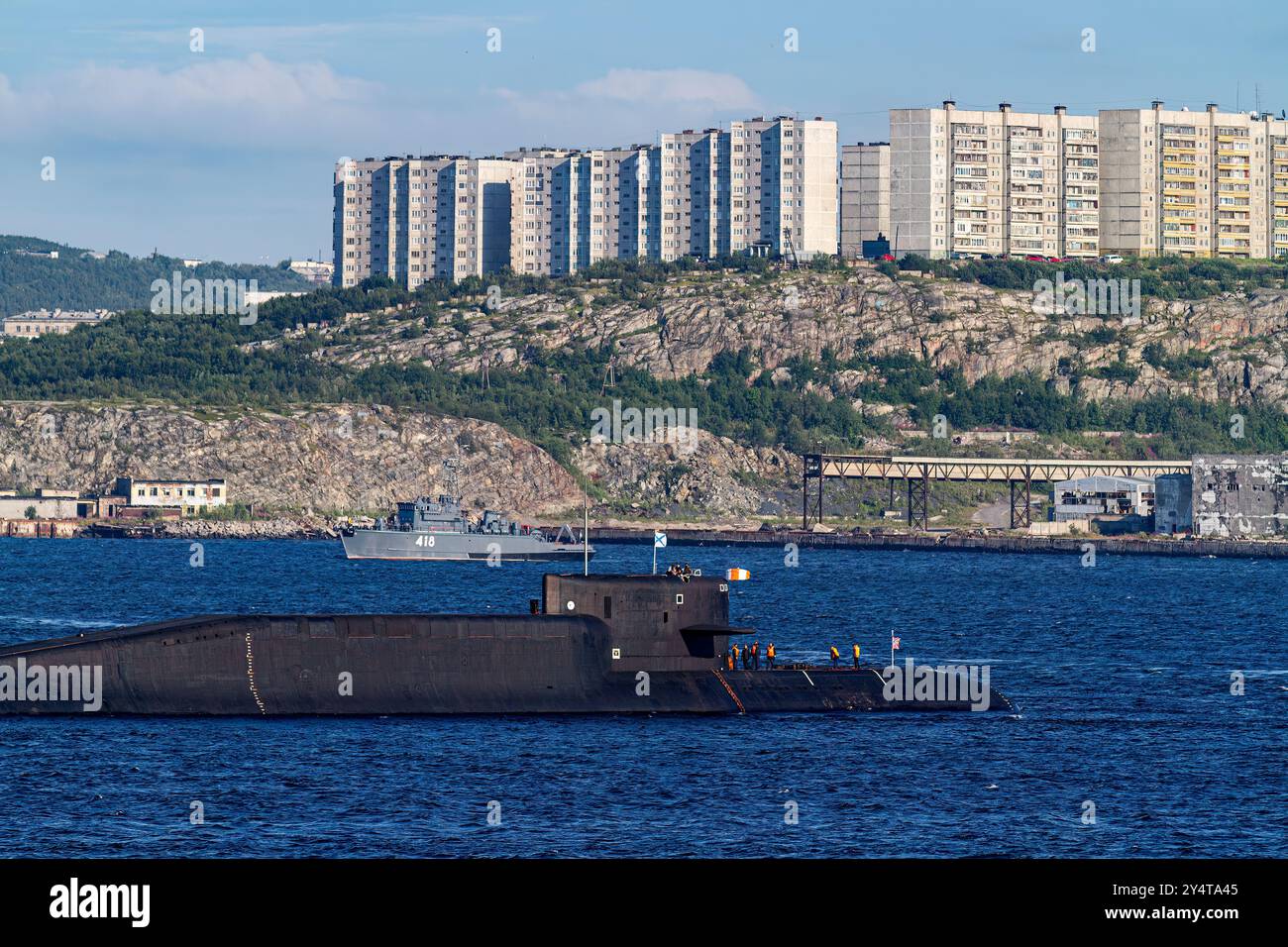 Ein Blick auf ein Atom-U-Boot in der industriellen und militarisierten russischen Hafenstadt Murmansk, Russland. Stockfoto