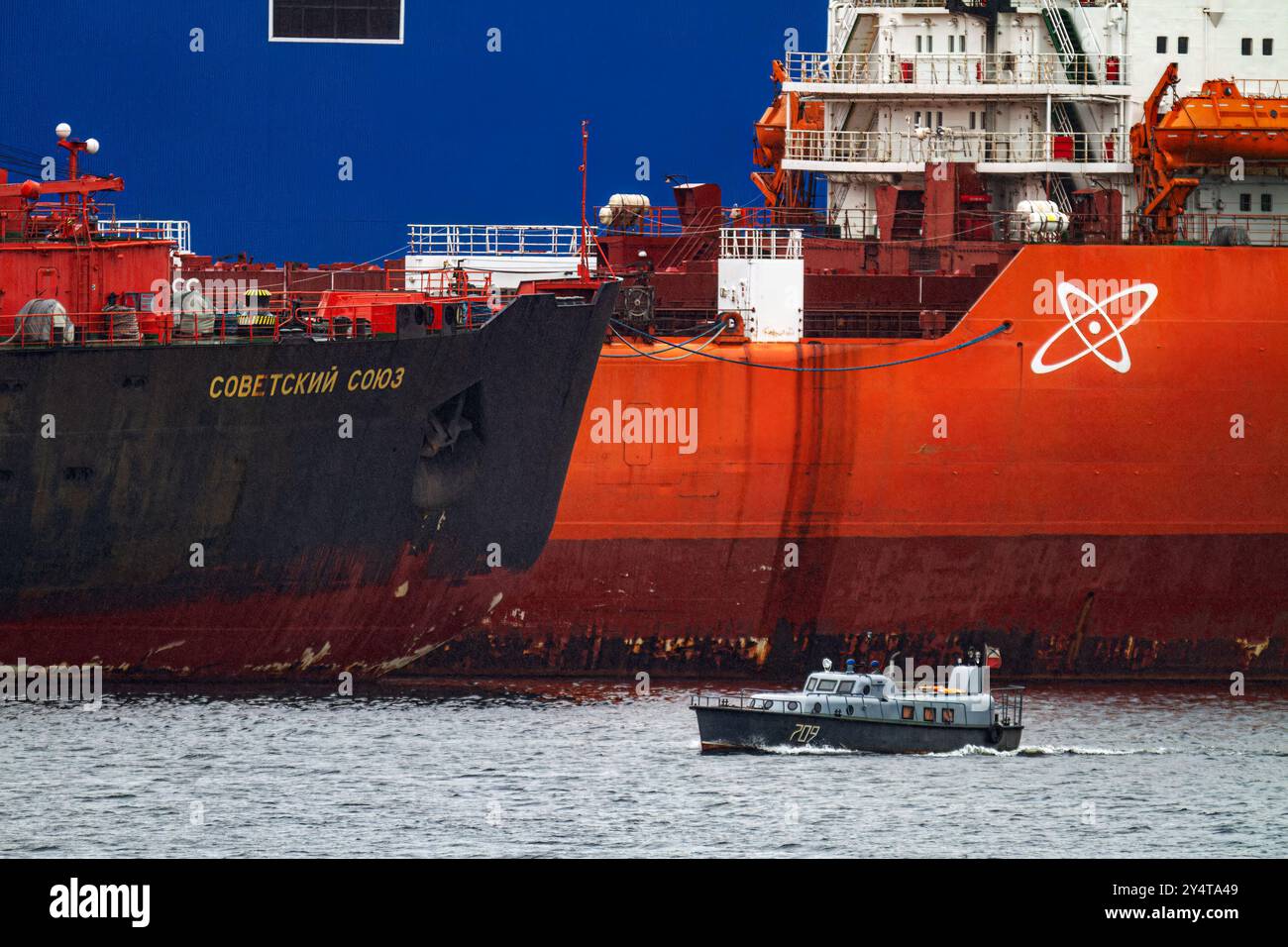 Ein Blick auf die industrielle und militarisierte russische Hafenstadt Murmansk am Nordufer der Kola-Halbinsel, Russland. Stockfoto