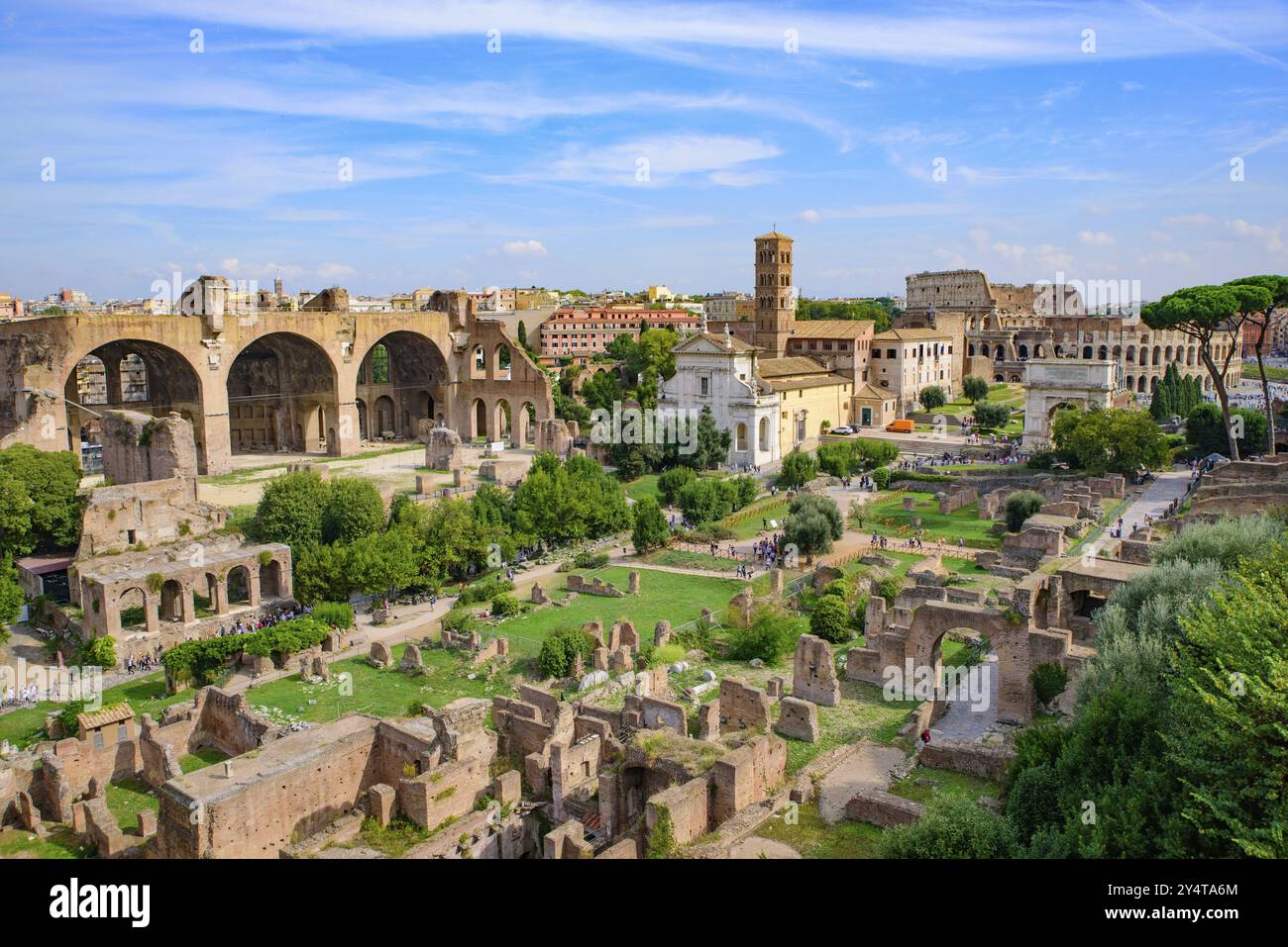 Kolosseum und Forum Romanum, ein Forum umgeben von Ruinen in Rom, Italien, Europa Stockfoto