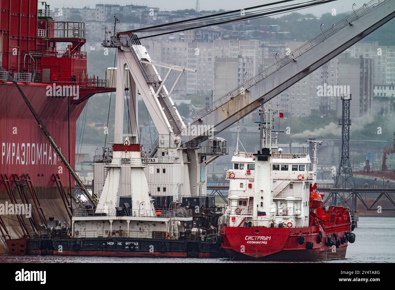 Ein Blick auf die industrielle und militarisierte russische Hafenstadt Murmansk am Nordufer der Kola-Halbinsel, Russland. Stockfoto