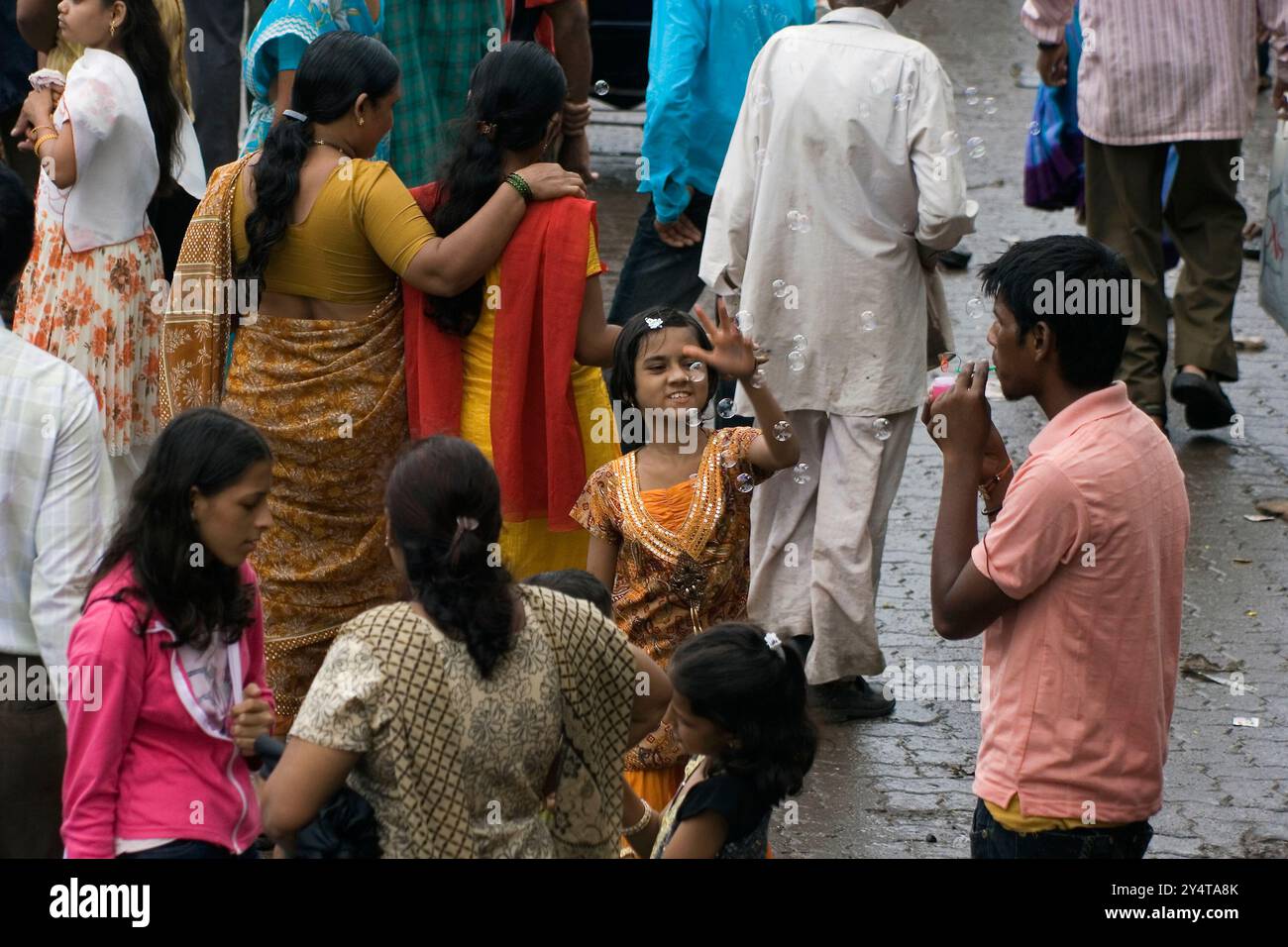 Mumbai, Maharashtra / Indien - 3. September 2009 : Ein Mädchen, das während des Ganesha Festivals mit den Blasen auf der Straße spielt. Stockfoto