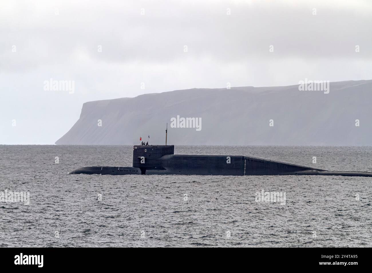 Ein Blick auf ein Atom-U-Boot in der industriellen und militarisierten russischen Hafenstadt Murmansk, Russland. Stockfoto