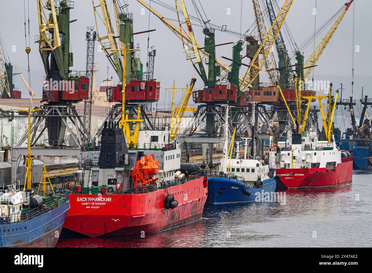 Ein Blick auf die industrielle und militarisierte russische Hafenstadt Murmansk am Nordufer der Kola-Halbinsel, Russland. Stockfoto
