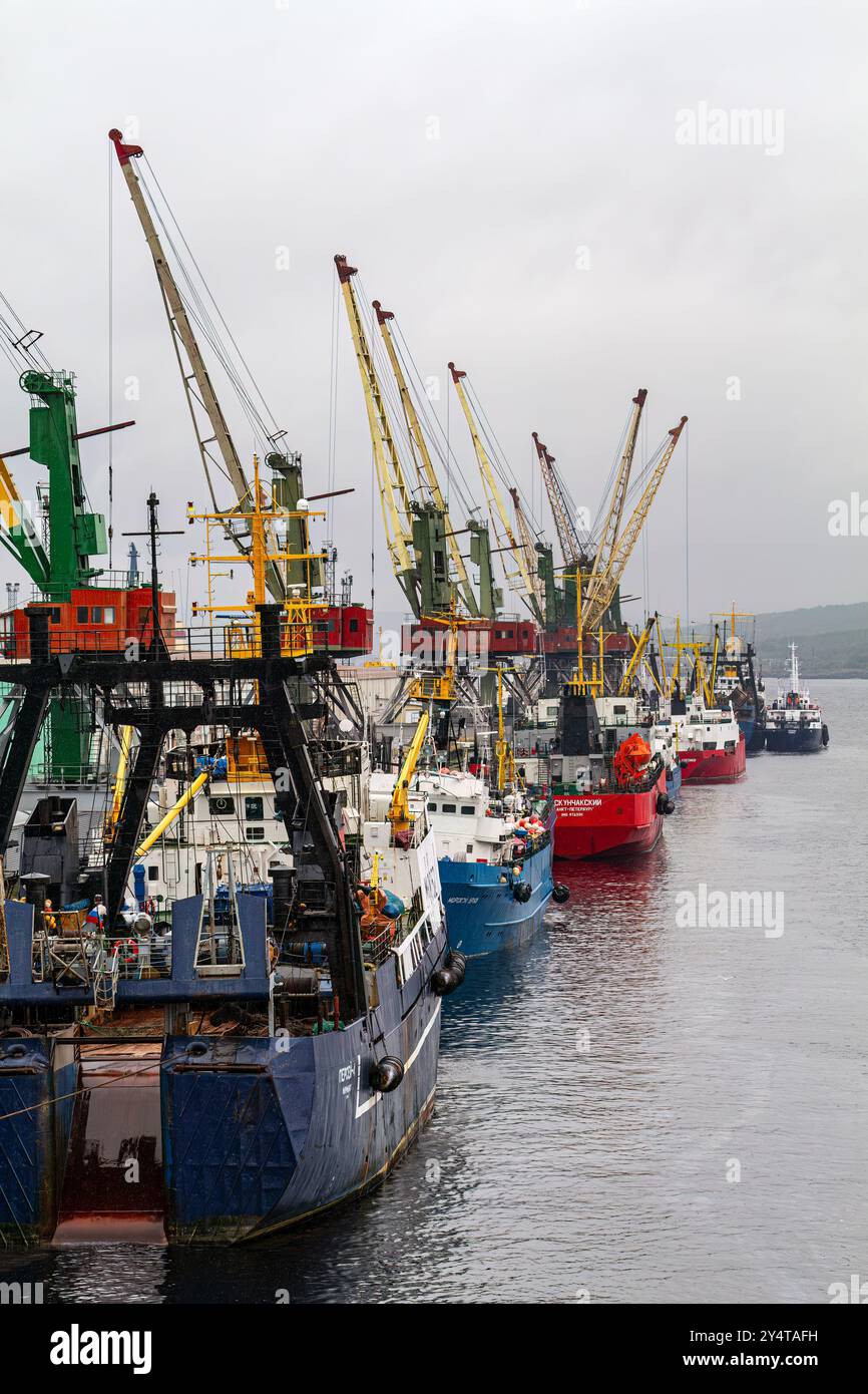 Ein Blick auf die industrielle und militarisierte russische Hafenstadt Murmansk am Nordufer der Kola-Halbinsel, Russland. Stockfoto