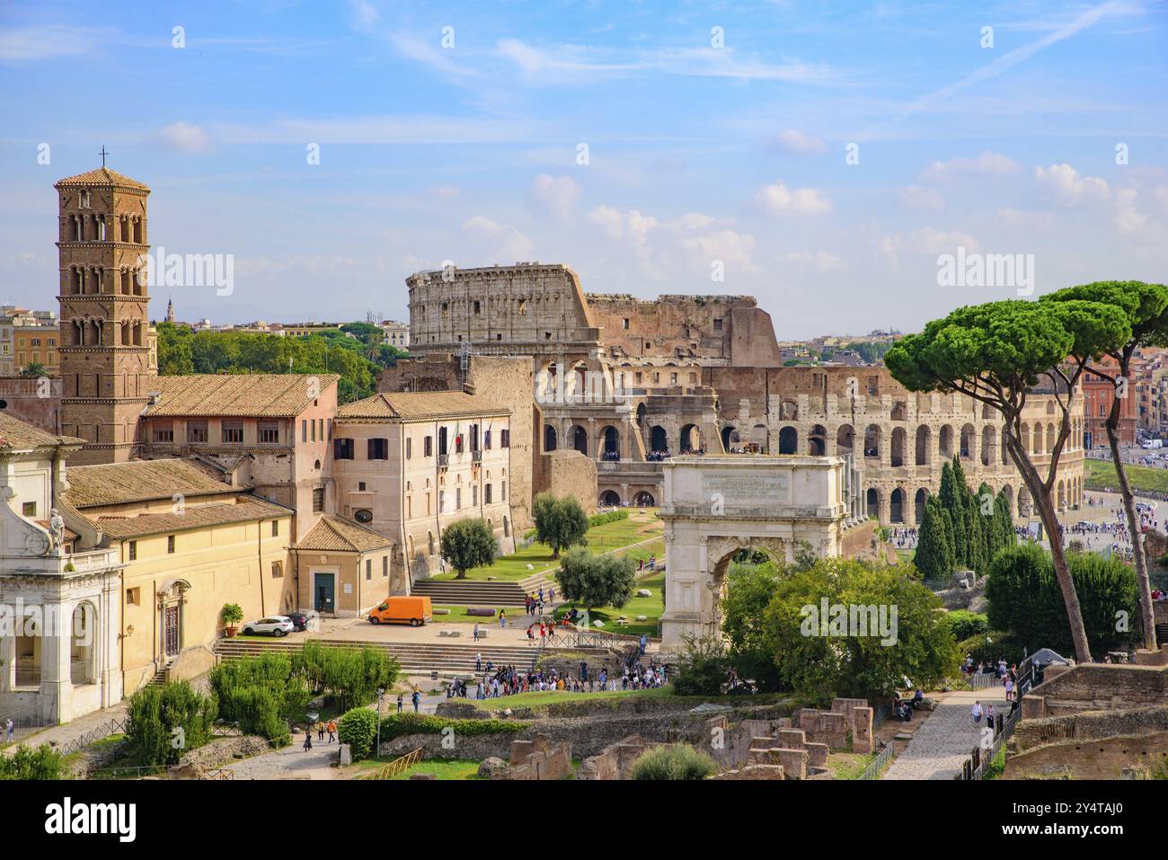 Kolosseum und Forum Romanum, ein Forum umgeben von Ruinen in Rom, Italien, Europa Stockfoto
